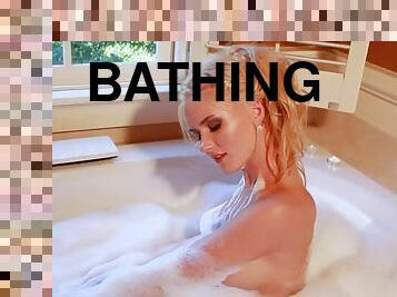 Morgan Reese foams her delicious tits in the bath