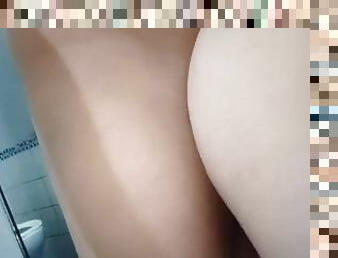 Que rico papi una follada dura como me gusta en el baño para que no nos vean????????