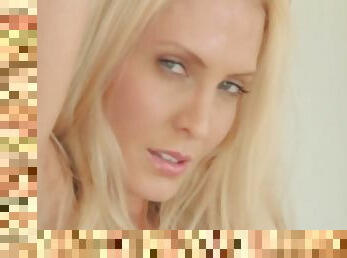 Sensual blond Jennifer Vaughn looks so sexy