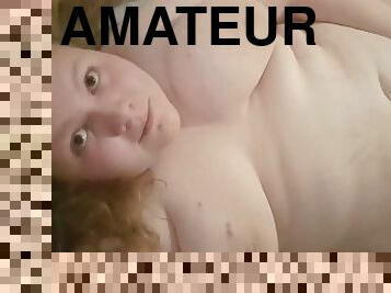 gros-nichons, clito, poilue, masturbation, chatte-pussy, amateur, ados, belle-femme-ronde, doigtage, blonde