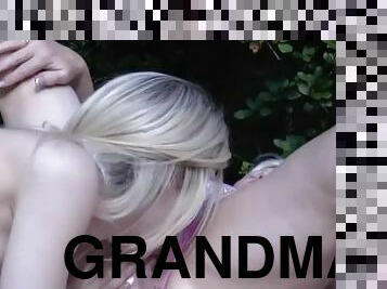 gros-nichons, grand-mère, masturbation, en-plein-air, mature, granny, lesbienne, milf, jouet, pornstar