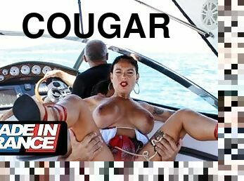 Sex on the yacht with curvy cougar
