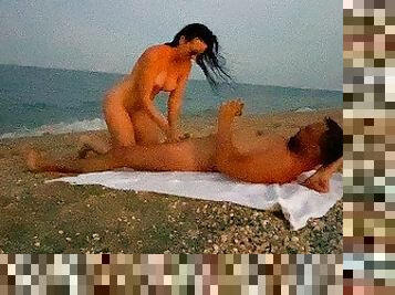 gros-nichons, en-plein-air, public, amateur, fellation, ejaculation-interne, couple, plage, point-de-vue, seins