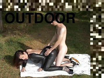 Hot Outdoor Pussy Licking Action