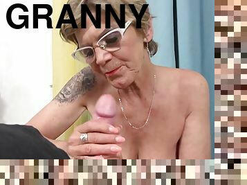 GRANNY INGA GIVING BLOWJOB