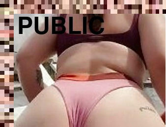 Sexy pawg in bikini twerking in public pool