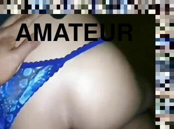 Travesti frotandose en una verga