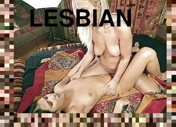 לסבית-lesbian, בלונדיני, יושבת-על-הפנים, שחרחורת