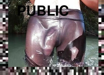 Pajeandome en un rio publico hasta correrme a lo bestia con mis leggings transparentes
