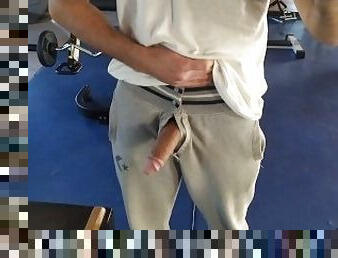PUBLIC FLASH DICK at the gym