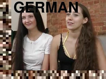 Junge deutsche Schönheiten spielen mit exotischen Dildos