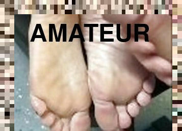 amateur, pieds, ejaculation, pute, fétiche, salle-de-gym, branlette-avec-les-pieds, orteils