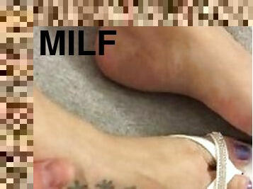 amateur, ejaculation-sur-le-corps, milf, maman, branlette, pieds, point-de-vue, ejaculation, italien, fétiche