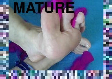 masturbation, orgasme, amateur, mature, ejaculation-sur-le-corps, branlette, pieds, fétiche, solo