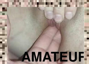 PETITE CHATTE TOUTE SERRE VUE DE PRET