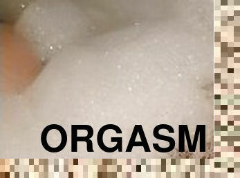 Pussy play in the bath to orgasm