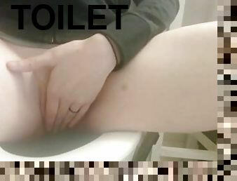 Pissing and then fingering my pussy on the toilet