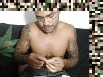 INMATE shows a sexy way to how to roll a joint