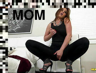 Big butts mom shows her flexibility on stilettos