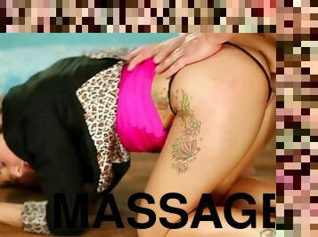 fellation-profonde, massage, sur-le-visage, tatouage