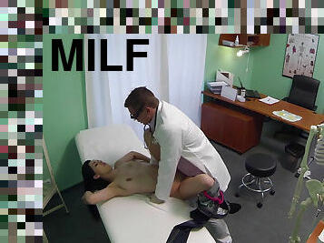 Milf Elis Ulalai squirts several times on medical table
