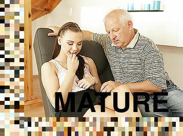 DADDY4K. Smart dad finds pretext to be left alone with