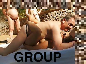 vieux, femme, ejaculation-sur-le-corps, gangbang, sexe-de-groupe, jeune-18, plus-agée, cocu, vieux-jeune, colocataires