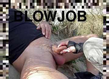 Quick blowjob on the beach - people cant stop passing by
