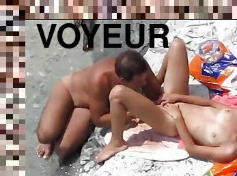 Voyeur on public beach coitus - hot cunnilingus