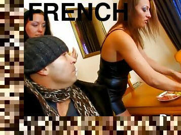 levrette, fisting, anal, française, doigtage, salope, chienne, rasé, tatouage