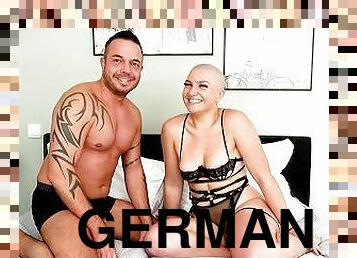 (Paulina) süßes deutsches Mädchen mit Glatze zum ersten mal vor der Kamera