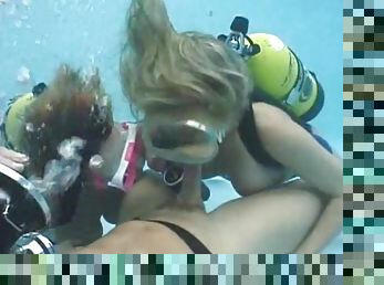 Sex Underwater 2 bigirls and man - Lesbian