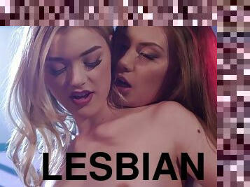 Hot strippers Elena & Anny make lesbian love