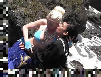 Lorelei Lee making out and masturbating with Beretta James on the beach