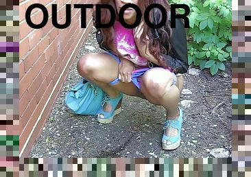 Outdoors video of dirty ebony Kiki Minaj pissing in public places