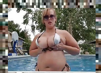 Ursula in the pool outdoors - curvy BBW mom teasing in skimpy bikini