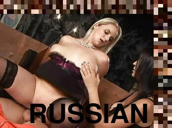 Hot ass Russian models Darina Vanickova and Roxy Taggart have a 3-way