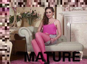 Kinky mature Sophia Delane takes off her pantyhose to have fun