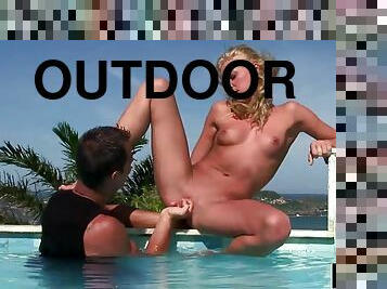 Flexible babe gets made love hard outdoors