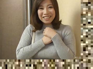 Closeup video of naughty wife Ishikawa Asumi flashing her ass