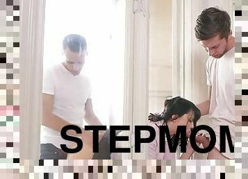 Stepmom stucks in the window and two stepsons screw her