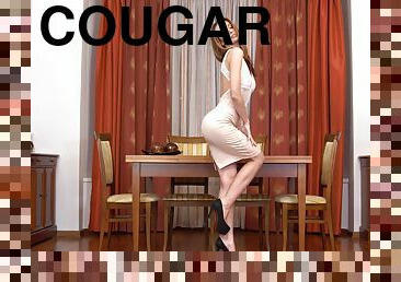 Video of sexy cougar Marel Dew pleasuring her pink taco on the table