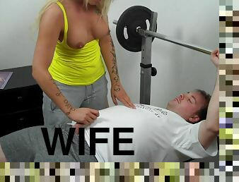Handsome wife Lina Lonatelo rides her husband while he works out