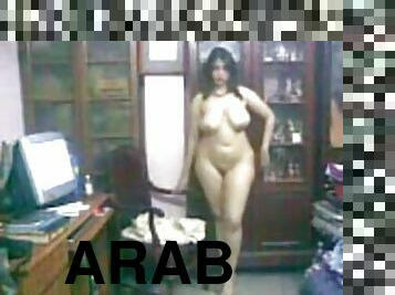 Heiße arabische Frau zerreißt Körper vor neuem Ehemann
