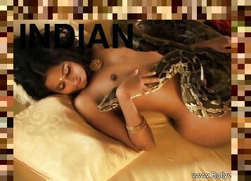 Beautiful Indian Princess Expose Her Body Just for fun