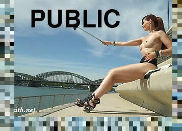 Sexy blogger naked in public flashes her ass and tits to strangers