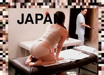 Curvy Japanese babe Mizusawa Riko gets an oiled up pussy massage