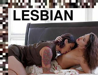 Lesbians Dana Vespoli and Victoria Voxxx sit on each others faces