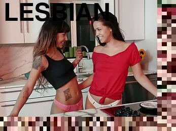 лесбіянка-lesbian, латиноамериканка, пара, кухня, трусики, брюнетка, татуювання