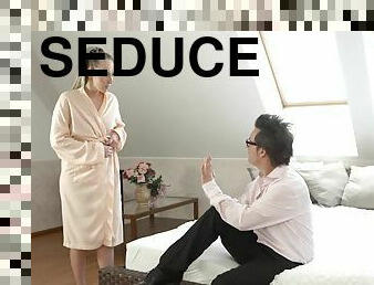 Naughty dad successfully seduces naive girl to have quickie